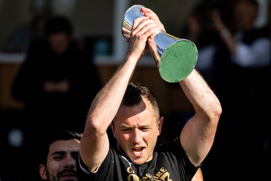 Häckens Even Hovland jublar med Gustaf VI Adolfs pokal