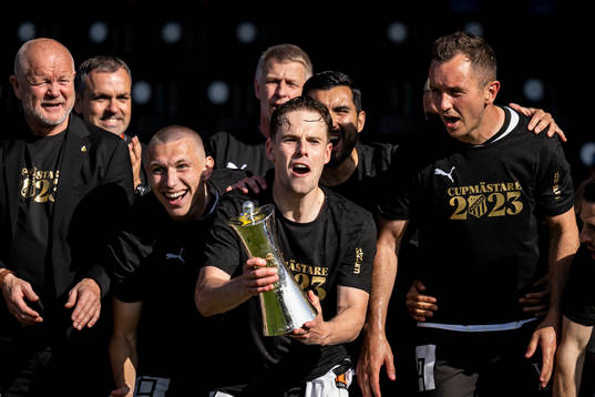 Häckens Lars Olden Larsen jublar med Gustaf VI Adolfs pokal