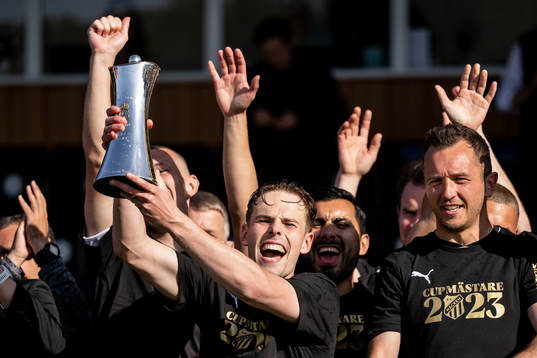 Häckens Lars Olden Larsen jublar med Gustaf VI Adolfs pokal