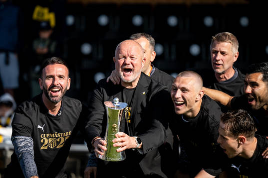 Häckens tränare Per-Mathias Høgmo jublar med Gustaf VI