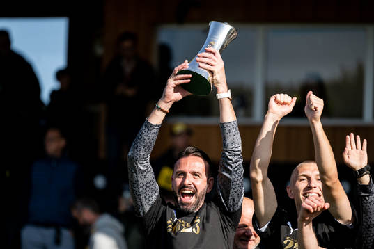 Häckens fystränare Jordi Gonzalez jublar med Gustaf VI