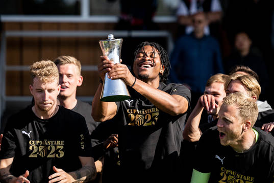 Häckens Franklin Tebo Uchenna jublar med Gustaf VI Adolfs