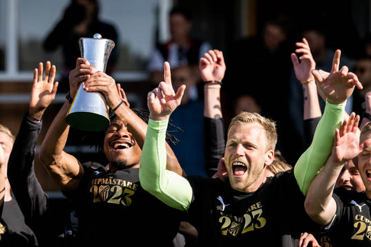 Häckens Franklin Tebo Uchenna och målvakt Peter
