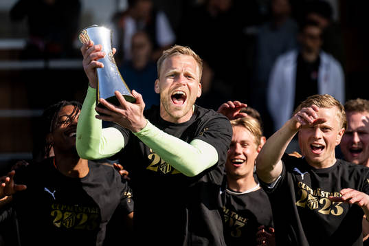 Häckens målvakt Peter Abrahamsson jublar med Gustaf VI