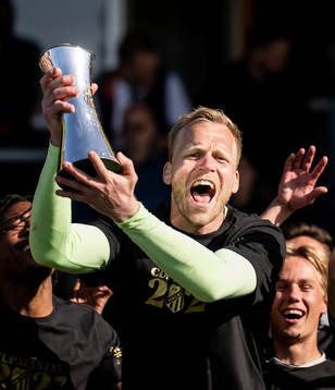 Häckens målvakt Peter Abrahamsson jublar med Gustaf VI