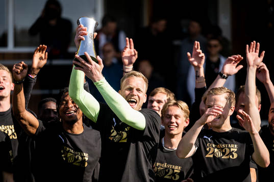 Häckens målvakt Peter Abrahamsson jublar med Gustaf VI