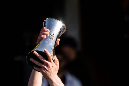 Häckens spelare jublar med Gustaf VI Adolfs pokal