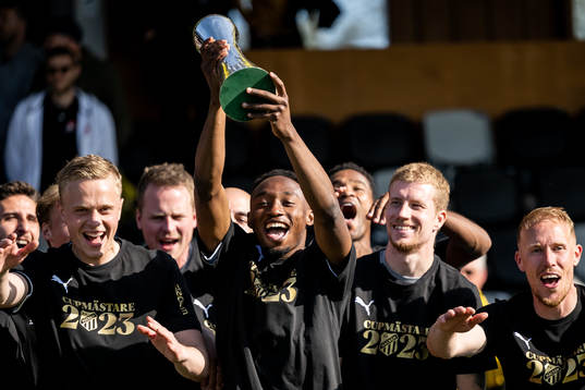 Häckens Benie Adama Traore jublar med Gustaf VI Adolfs