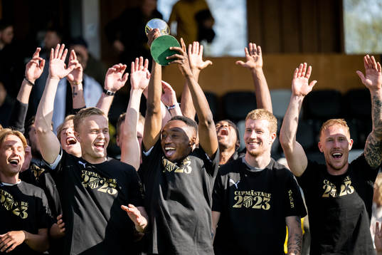 Häckens Benie Adama Traore jublar med Gustaf VI Adolfs