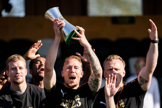 Häckens Mikkel Rygaard jublar med Gustaf VI Adolfs pokal