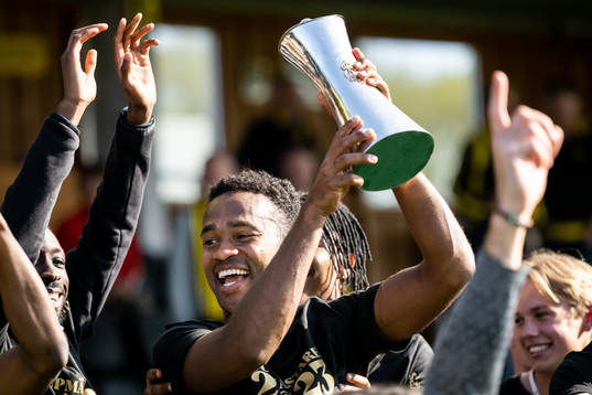 Häckens Ola Kamara jublar med Gustaf VI Adolfs pokal