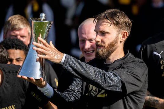 Häckens Simon Sandberg jublar med Gustaf VI Adolfs pokal