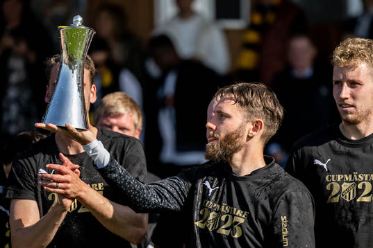 Häckens Simon Sandberg jublar med Gustaf VI Adolfs pokal