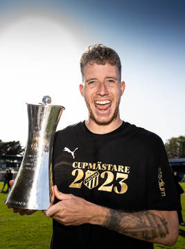 Häckens Samuel Gustafson jublar med Gustaf VI Adolfs pokal