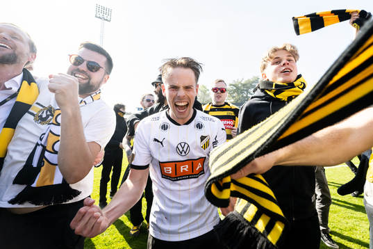 Häckens Lars Olden Larsen jublar
