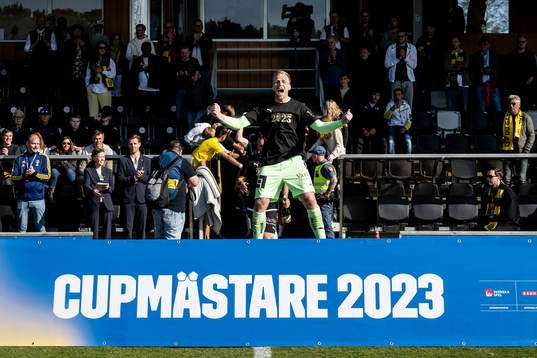 Häckens målvakt Peter Abrahamsson jublar