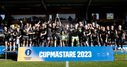 Häckens spelare med Samuel Gustafson (m) jublar med Gustaf