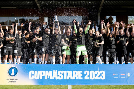 Häckens spelare med Samuel Gustafson (m) jublar med Gustaf