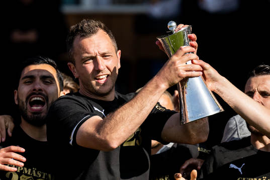 Häckens Even Hovland jublar med Gustaf VI Adolfs pokal