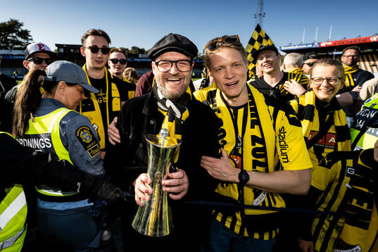 Häckens supporter Robin Carlander jublar med Gustaf VI