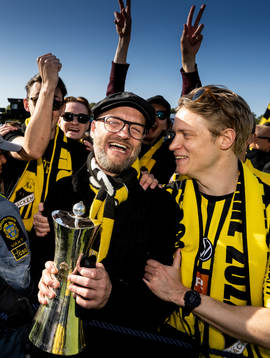 Häckens supporter Robin Carlander jublar med Gustaf VI