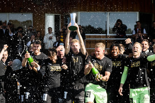 Häckens spelare med Samuel Gustafson (m) jublar med Gustaf