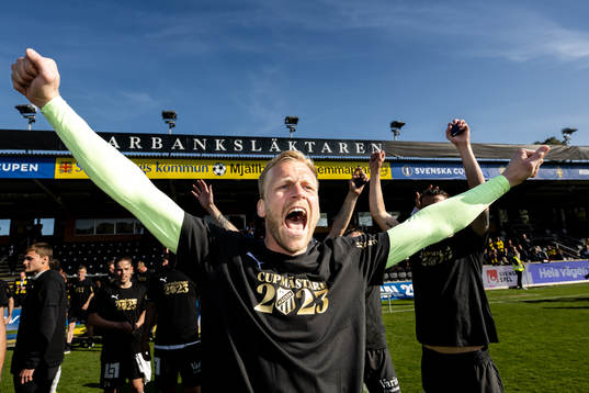 Häckens målvakt Peter Abrahamsson jublar
