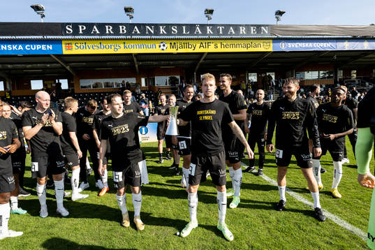 Häckens Samuel Gustafson jublar med Gustaf VI Adolfs pokal