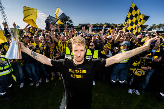 Häckens Samuel Gustafson jublar med Gustaf VI Adolfs pokal