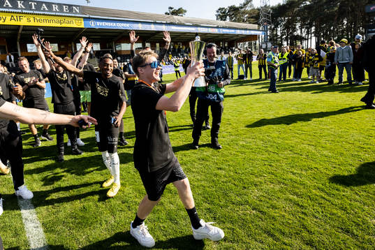 Häckens Petrus Karlholm jublar med Gustaf VI Adolfs pokal
