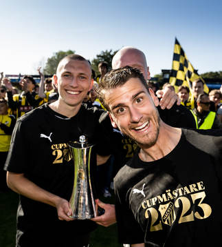 Häckens Kristoffer Lund Hansen och Johan Hammar jublar med