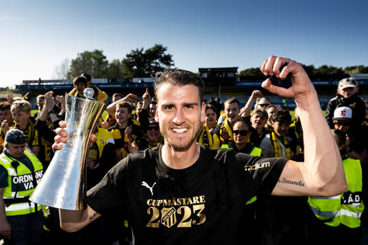 Häckens Johan Hammar jublar med Gustaf VI Adolfs pokal