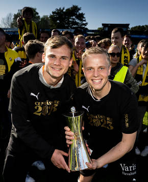 Häckens Oscar Uddenär och Tomas Olai Totland jublar med