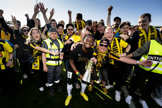 Häckens Ibrahim Sadiq jublar med Gustaf VI Adolfs pokal