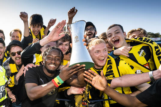 Häckens Ibrahim Sadiq jublar med Gustaf VI Adolfs pokal
