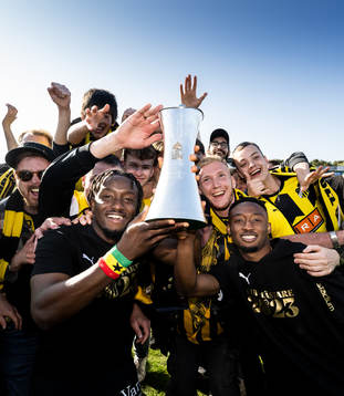 Häckens Ibrahim Sadiq och Benie Adama Traore jublar med