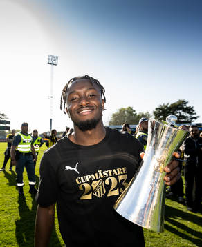 Häckens Ibrahim Sadiq jublar med Gustaf VI Adolfs pokal