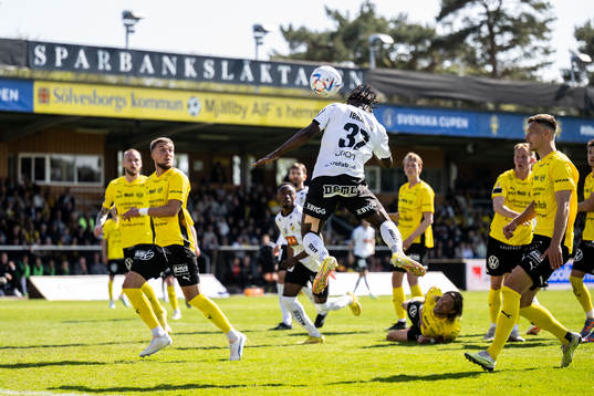 Häckens Ibrahim Sadiq nickar in 0-1 målet