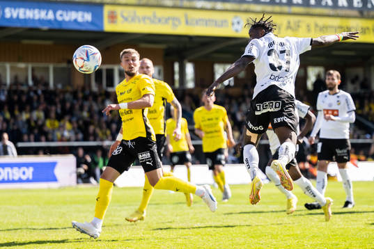 Häckens Ibrahim Sadiq nickar in 0-1 målet