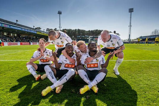 Häckens Ibrahim Sadiq jublar med lagkamrater