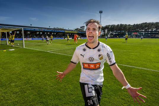 Häckens Lars Olden Larsen jublar