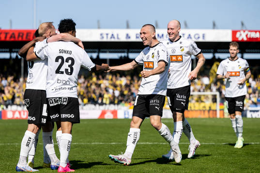 Häckens Mikkel Rygaard Jensen jublar med lagkamrater och