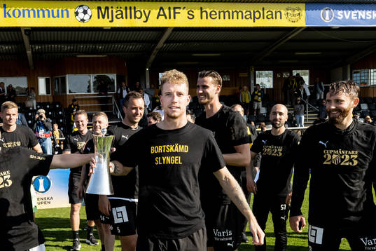 Häckens Samuel Gustafson jublar med Gustaf VI Adolfs pokal