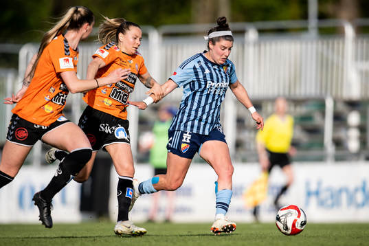Kristianstads Emmi Alanen och Djurgårdens Hayley Dowd