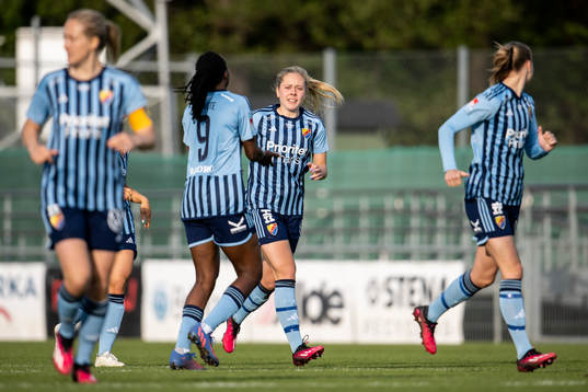 Djurgårdens Flavine Mawete Musolo och Alice Bergström