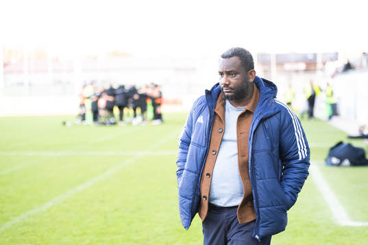 Djurgårdens sportchef Jean Balawounder fotbollsmatchen i