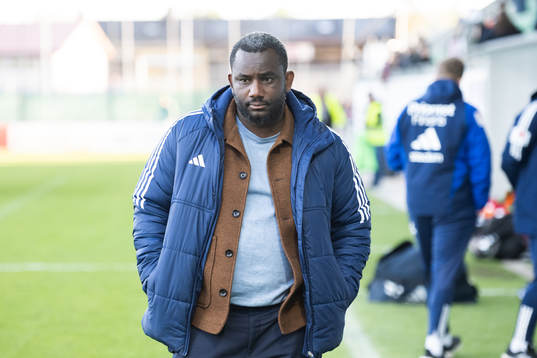 Djurgårdens sportchef Jean Balawounder fotbollsmatchen i