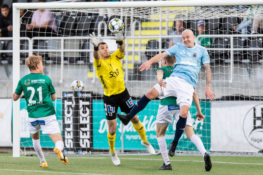 Brages målvakt Andre Bernardini och Gefles Anton Lundin