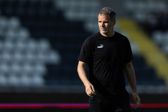 Häckens tränare Robert Vilahamn innan  fotbollsmatchen i