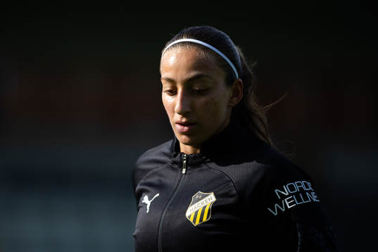 Häckens Rusul Rosa Kafaji innan fotbollsmatchen i